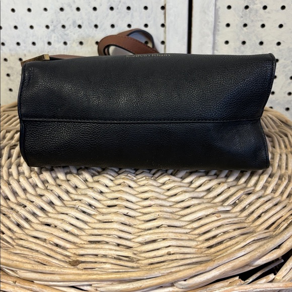 Calvin Klein - Picture 3 of 10